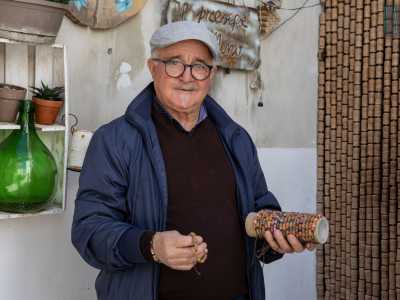 Mino, l'artigiano che realizza bracciali con i noccioli delle olive